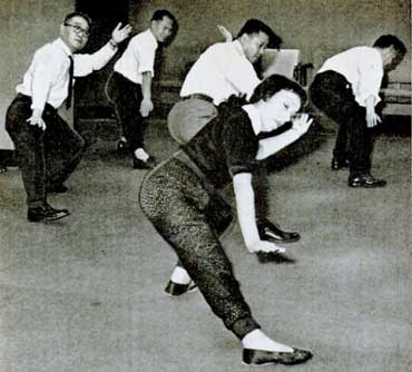 Period photos of Delza leading a small class at the UN.  October 1960. Source: http://taichiquan.info/uploads/taichi-masters/sophia_delza-taichi_longevity-2.jpg